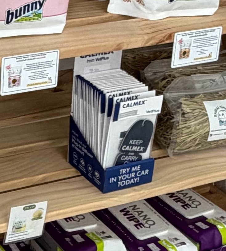 VetPlus CALMEX แผ่นกระจายกลิ่นคลายเครียดสัตว์เลี้ยง สำหรับแขวนในรถยนต์ ลดความวิตกกังวลขณะเดินทาง (สุนัขและแมว) ภาพที่ 2